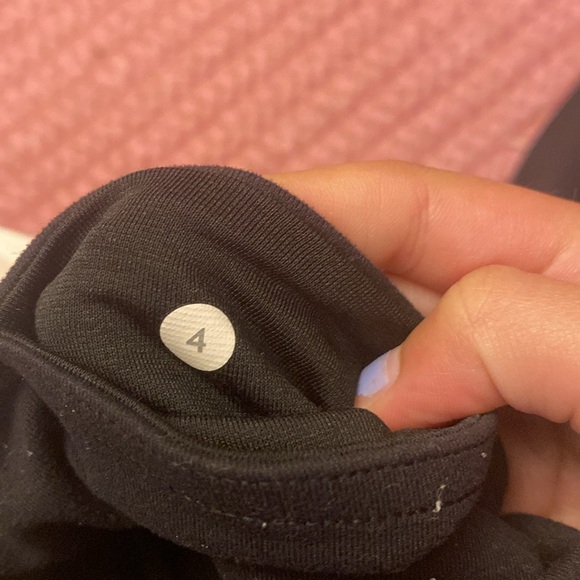 Lululemon crop black leggings almost new condition! size 4 - Picture 3 of 3